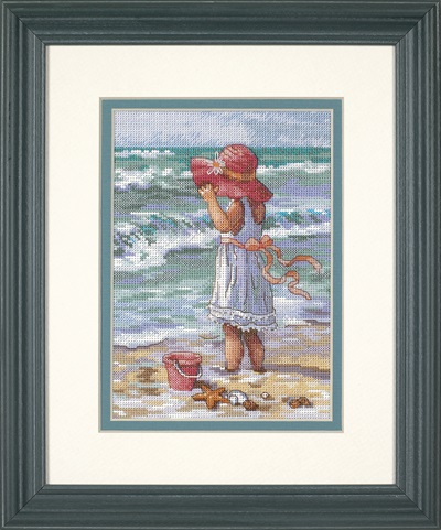 Gold Petite: Counted Cross Stitch: Girl at the Beach - D65078